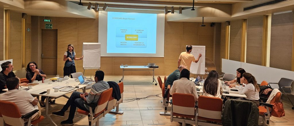 Kurumsal yönetici gelişim programında eğitim alan yöneticiler